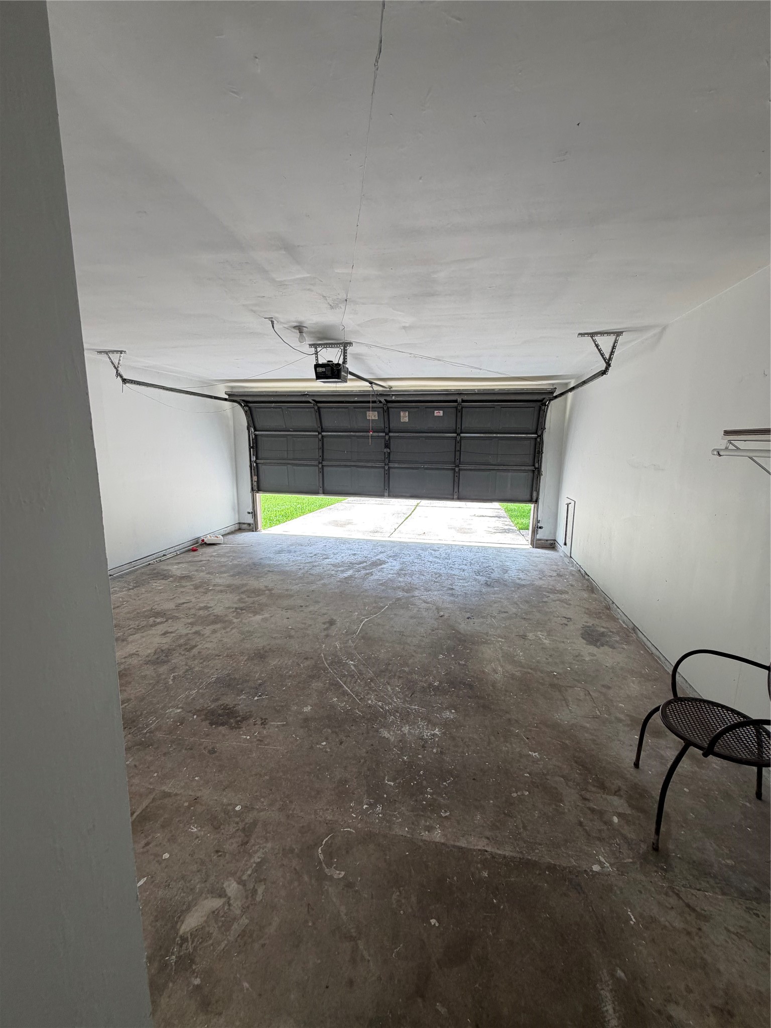 8662 Pearl Point Street Houston, TX 77044 - Photo 20 of 28 a view of an empty room with a birdcage
