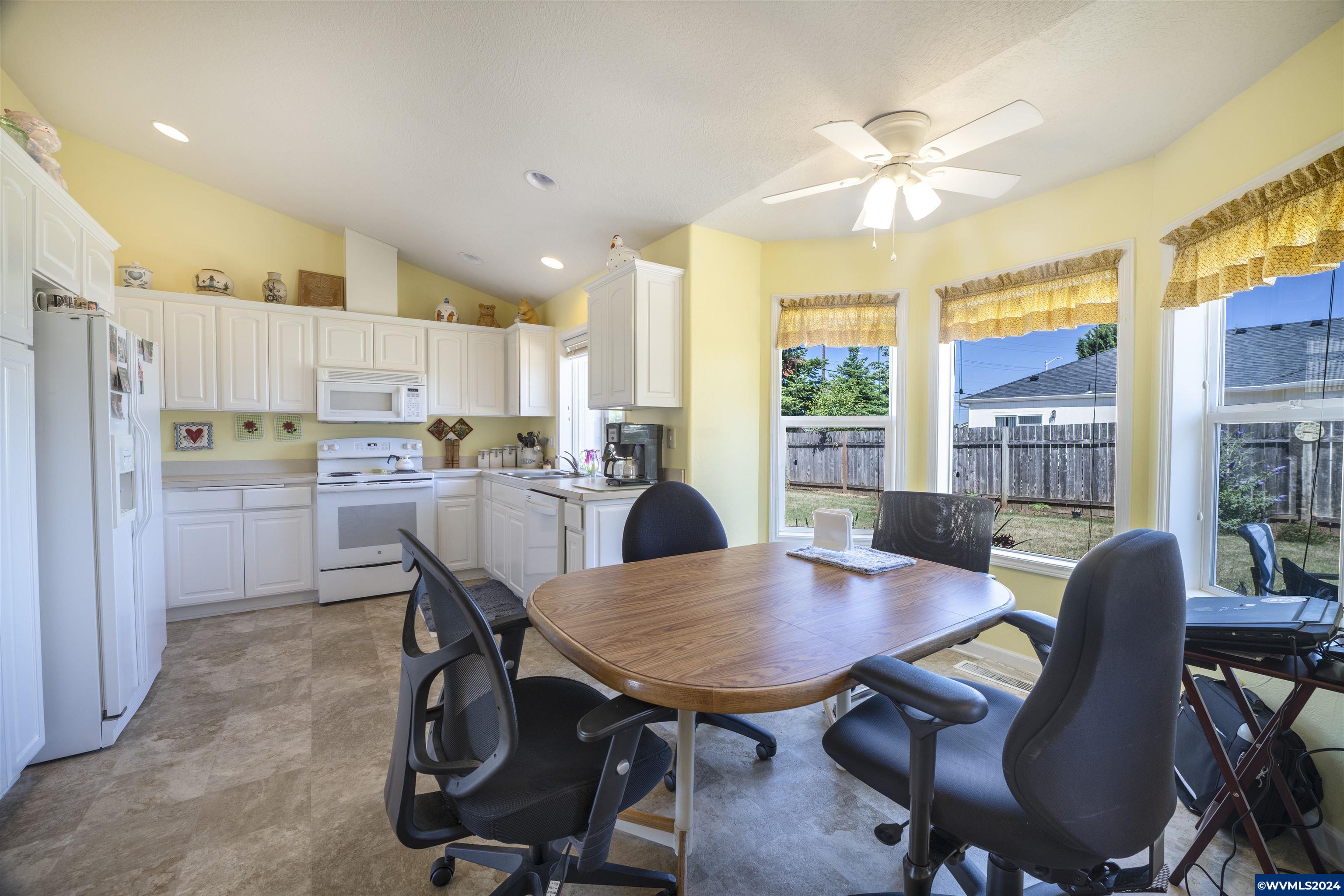 5006 Riley Court Southeast Salem, OR 97306 - Photo 9 of 34 Gallery Image 9