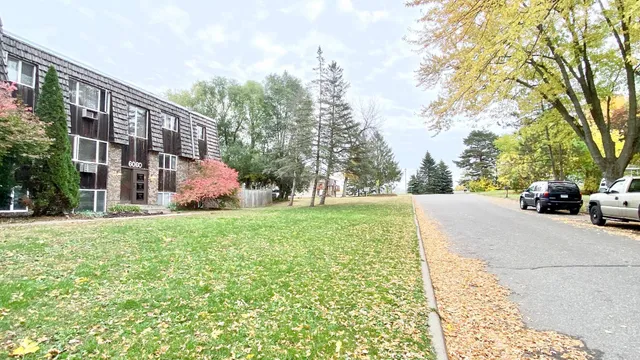 $1,195 | 6060 52nd Street North, Oakdale, MN 55128