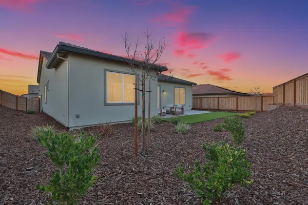 a view of a house with backyard