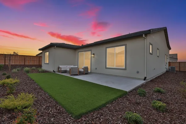 a view of a house with backyard and porch