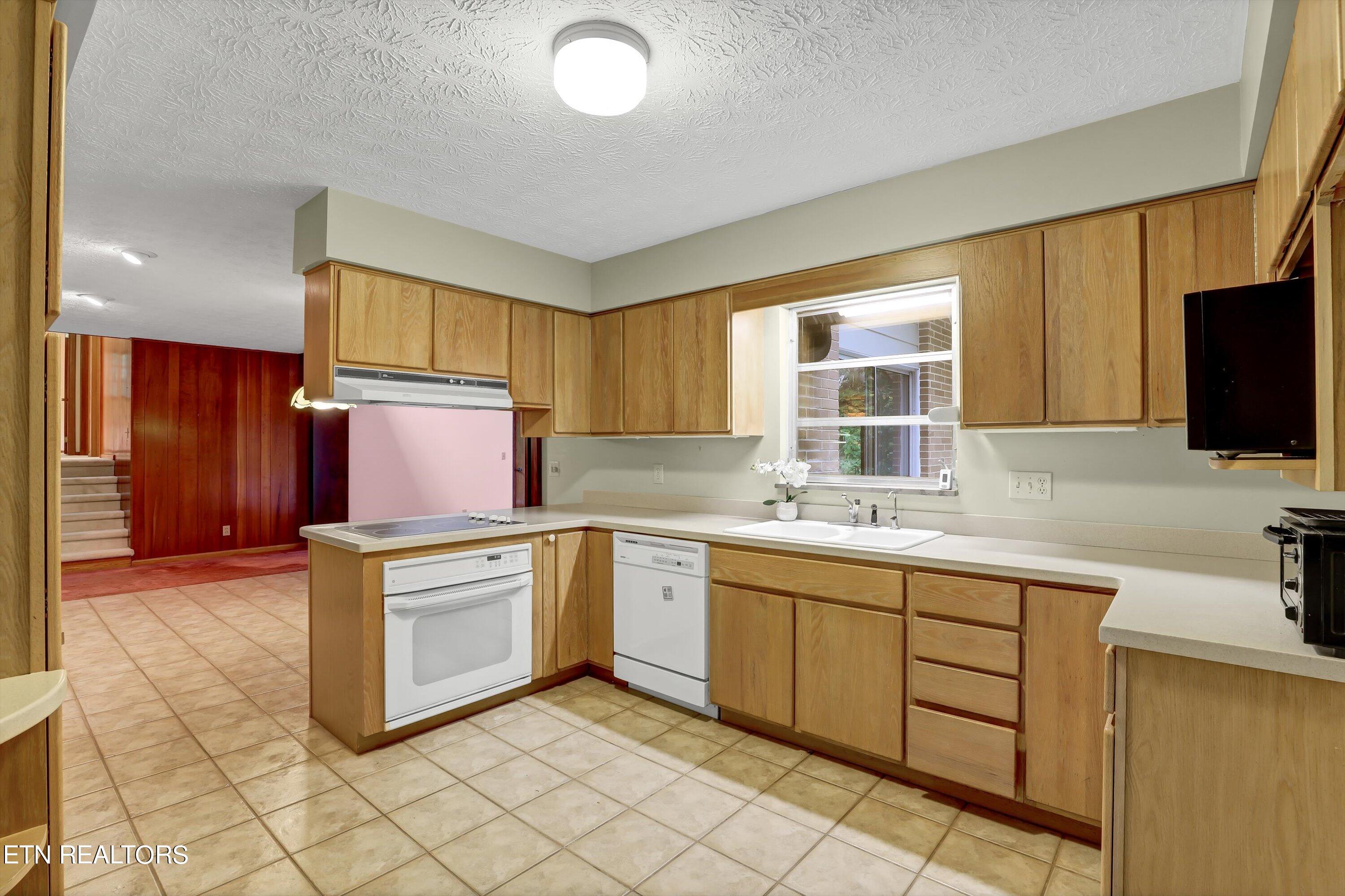 108 Wood Ridge Lane Oak Ridge, TN 37830 - Photo 4 of 14 Kitchen