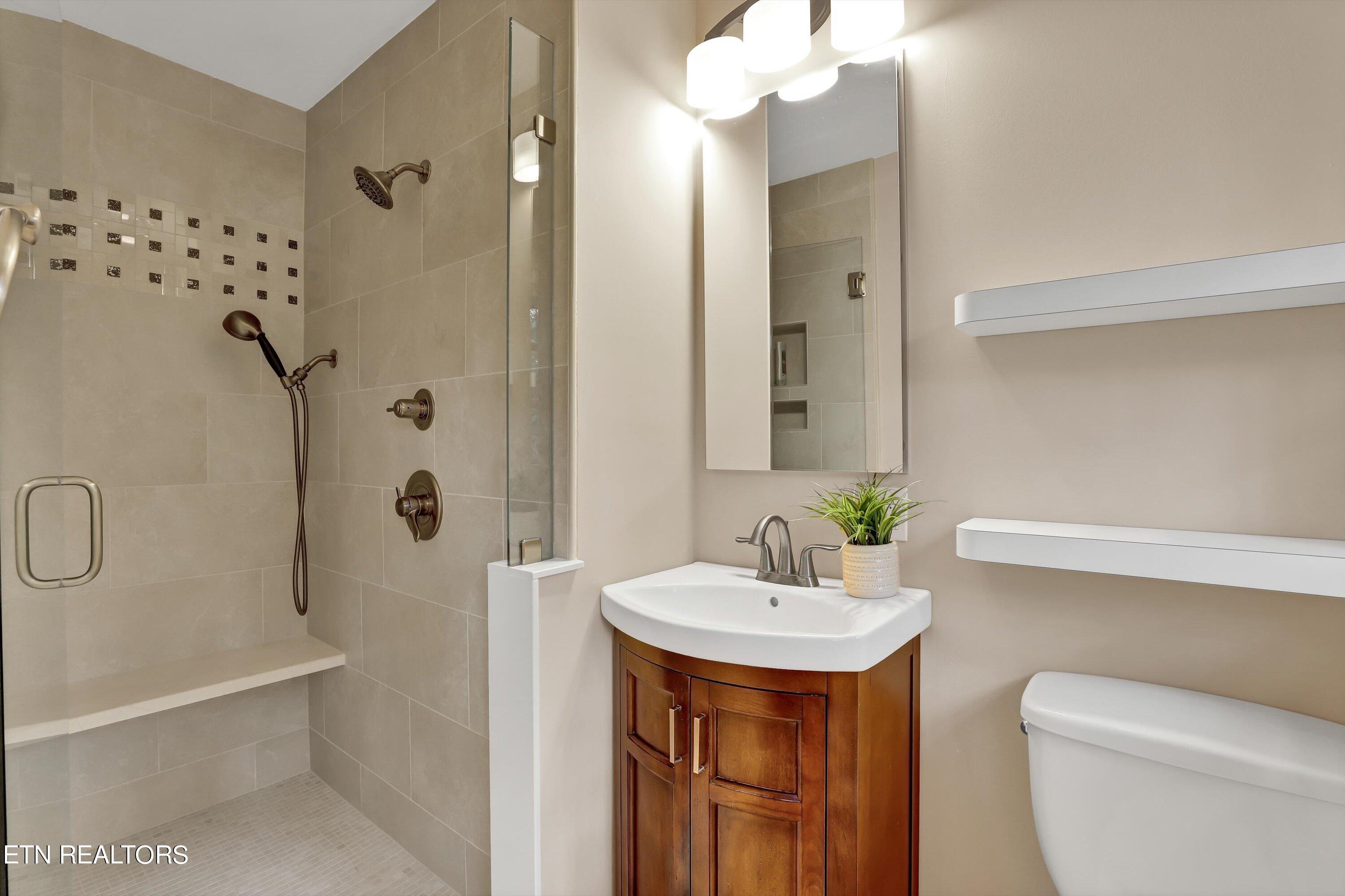 108 Wood Ridge Lane Oak Ridge, TN 37830 - Photo 6 of 14 En-Suite