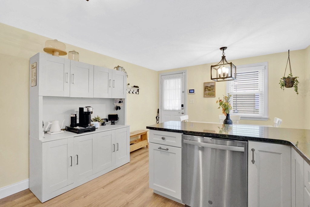 106 Maebeth Street Springfield, MA 01119 - Photo 9 of 28 Gallery Image 9