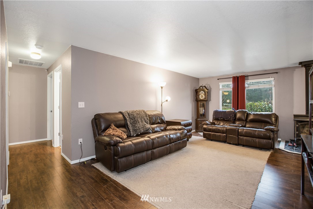 5621 180th Avenue Southwest Rochester, WA 98579 - Photo 3 of 28