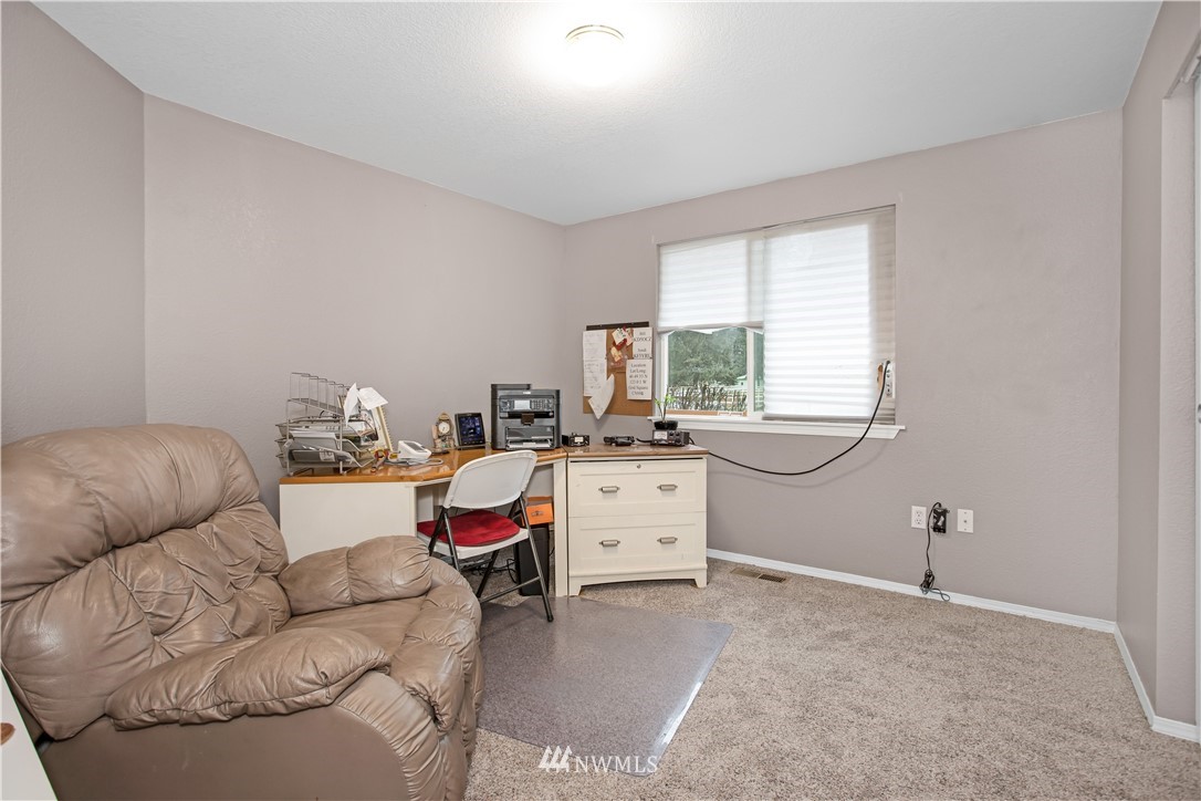 5621 180th Avenue Southwest Rochester, WA 98579 - Photo 9 of 28