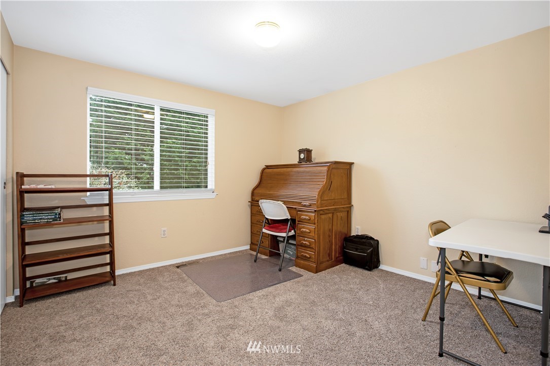 5621 180th Avenue Southwest Rochester, WA 98579 - Photo 10 of 28