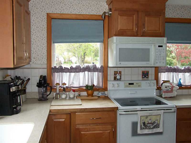 258 Washington Road Barrington, RI 02806 - Photo 4 of 15 Kitchen.