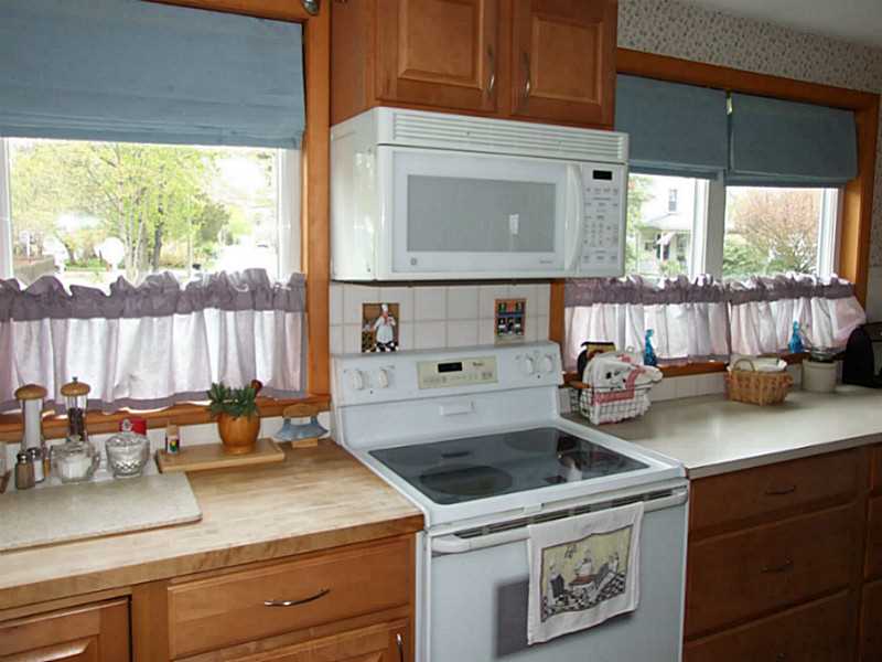 258 Washington Road Barrington, RI 02806 - Photo 6 of 15 Kitchen.