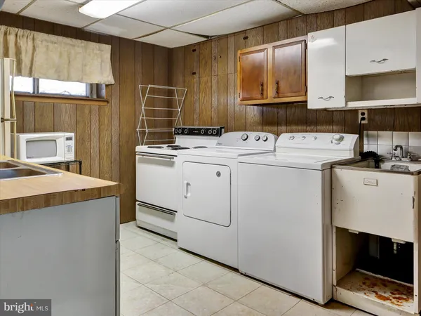 a view of a utility room with washer and dryer
