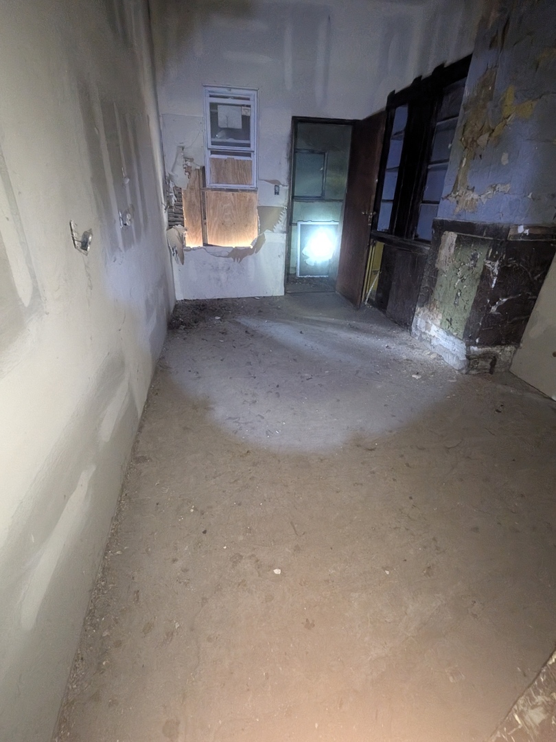 7732 South Normal Avenue Chicago, IL 60620 - Photo 17 of 29 a view of room and window