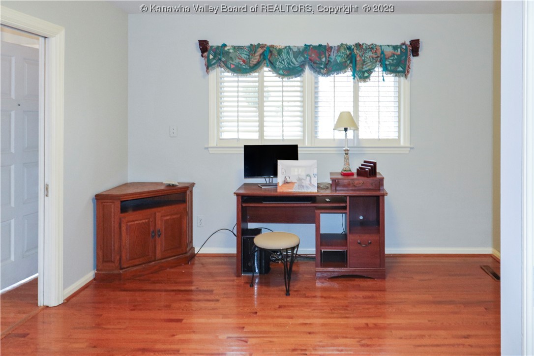 508 Woodcliff Road Charleston, WV 25314 - Photo 20 of 43 This room on main level can be used as third bedroom or office/den.
