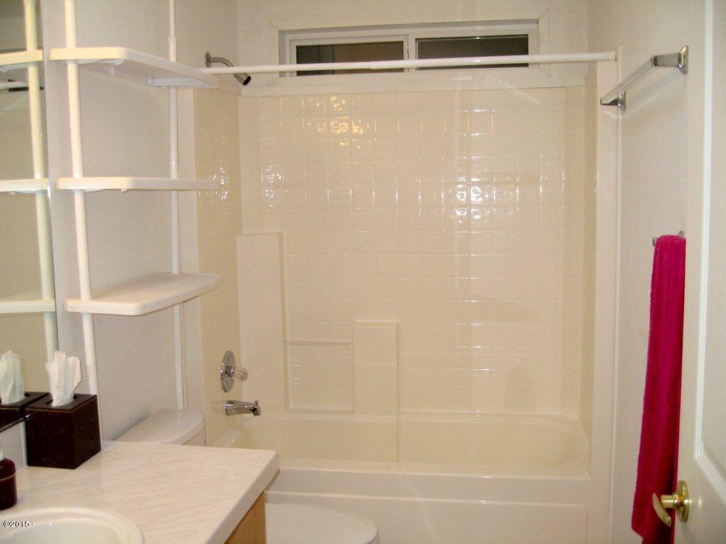 628 Northeast 57th Street Newport, OR 97365 - Photo 13 of 18 Bathroom #2
