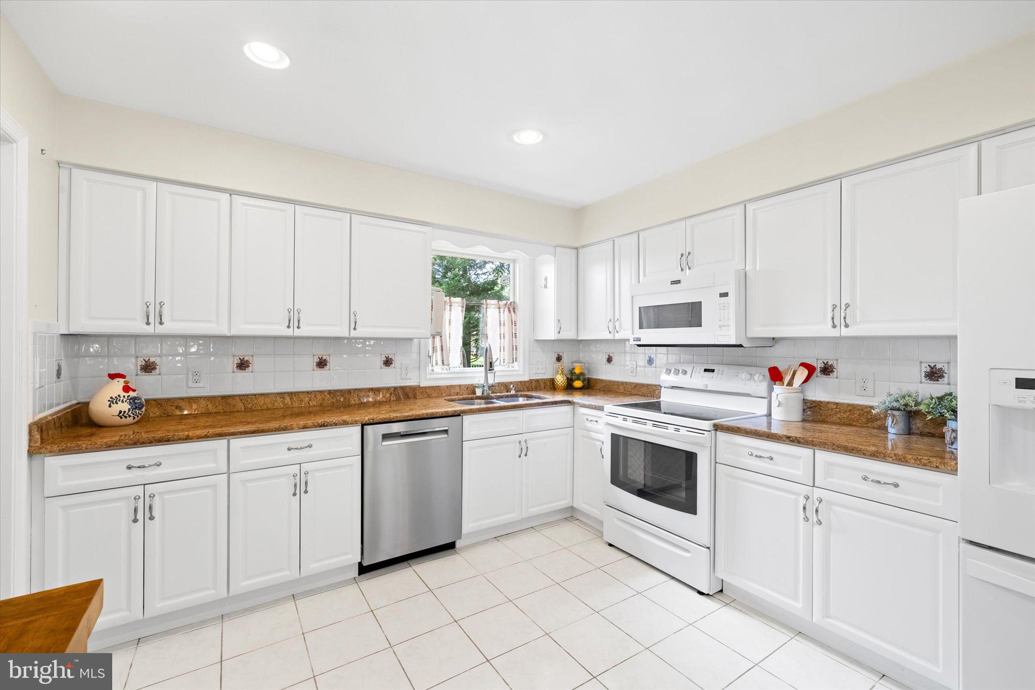 6 True Road Stafford, VA 22556 - Photo 14 of 47 Soft close cabinets