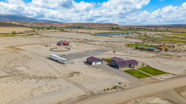 a view of a livingroom with furniture and a ceiling fan