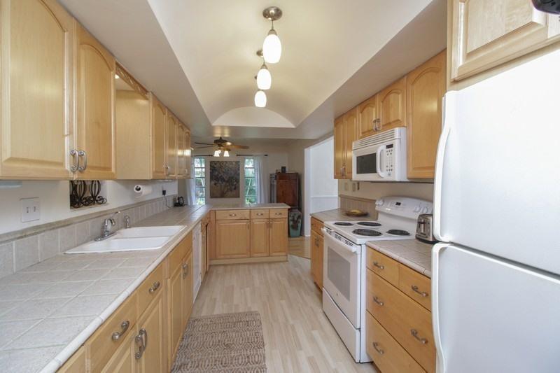2124 North Conference Drive Boca Raton, FL 33486 - Photo 6 of 13 05_2124NConferenceDrive_5_Kitchen_FlexML
