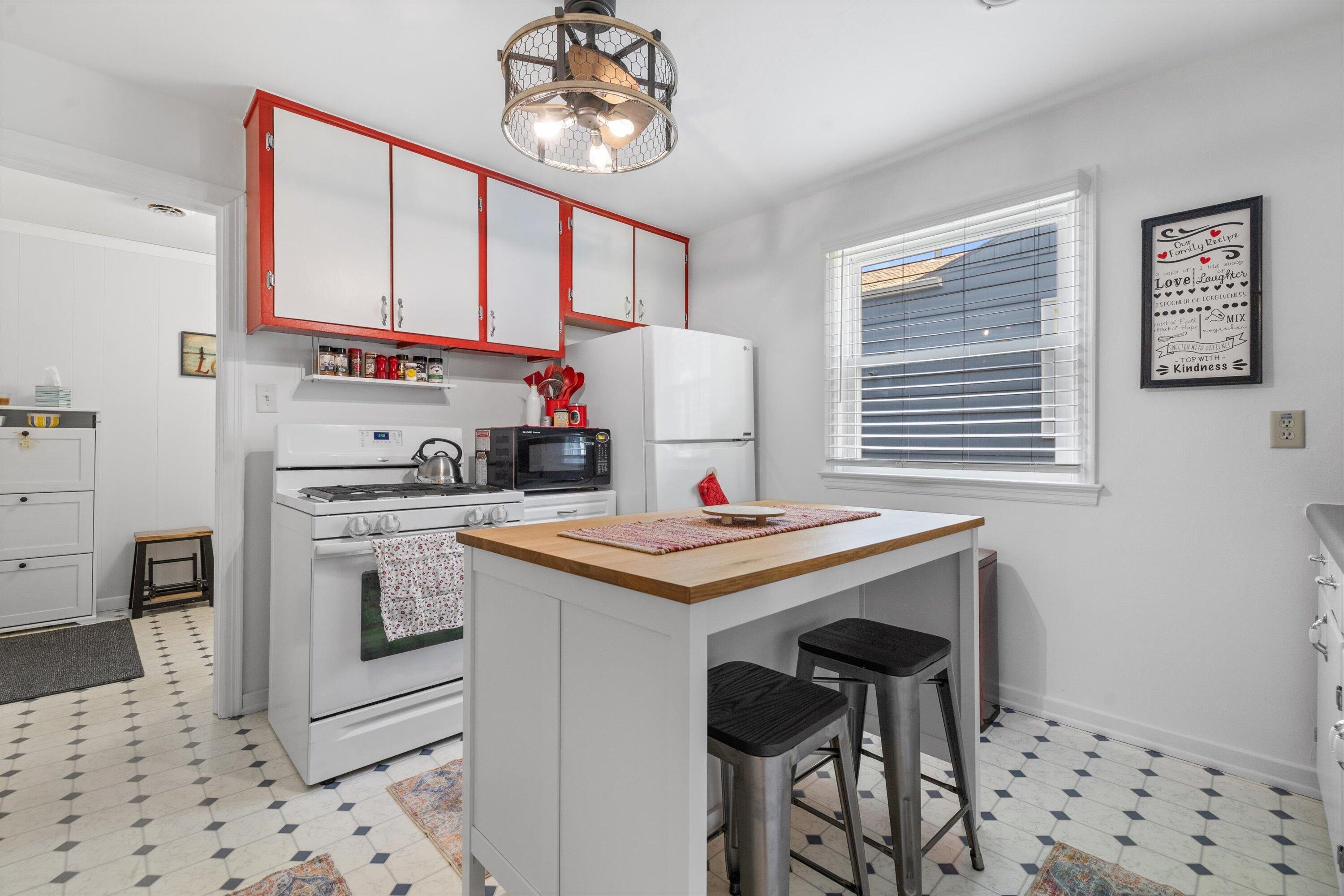 2109 Monroe Avenue Racine, WI 53405 - Photo 11 of 30 Kitchen