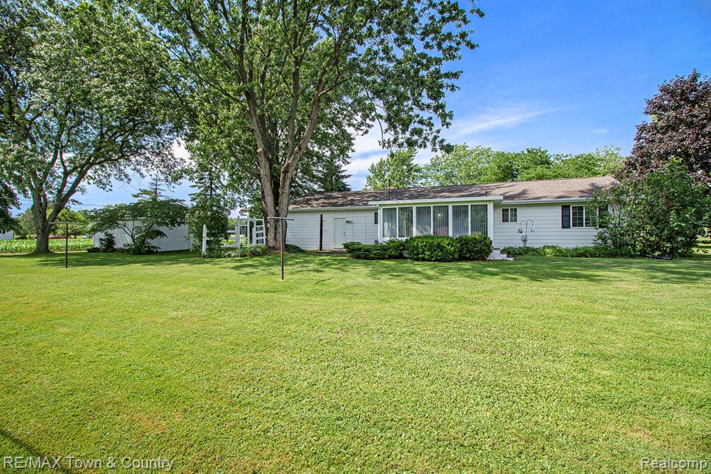 12055 West Pierson Road Flushing, MI 48433 - Photo 3 of 29