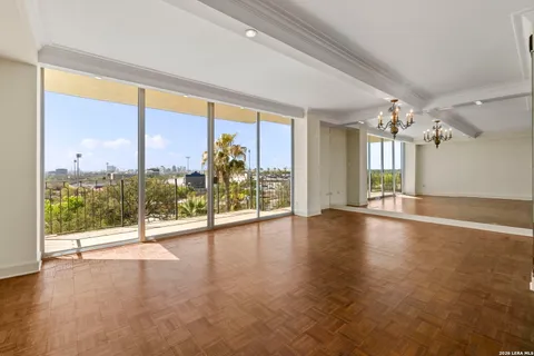 $795,000 | 700 East Hildebrand Avenue, Unit 301, San Antonio, TX 78212
