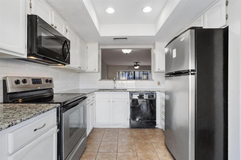 4533 North O'Connor Road, Unit 2208 Irving, TX 75062 - Photo 10 of 28 a kitchen with a refrigerator stove and microwave