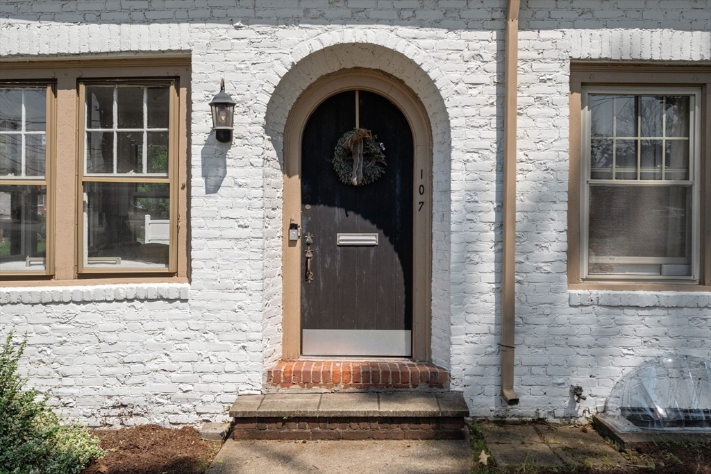 107 Perkins Street Springfield, MA 01118 - Photo 2 of 29
