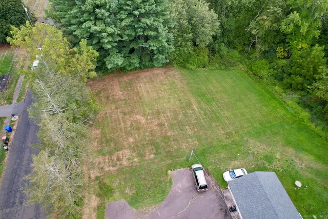 a view of a back yard