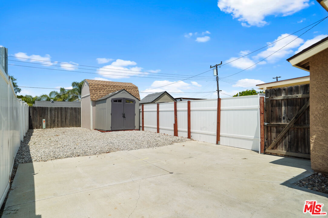 1043 Appleton Road Simi Valley, CA 93065 - Photo 44 of 53 a large room with a outdoor space