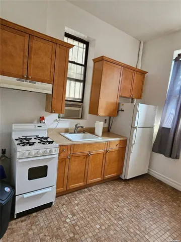 $300,000 | 344 West 48th Street, Unit 1RE | Hell's Kitchen