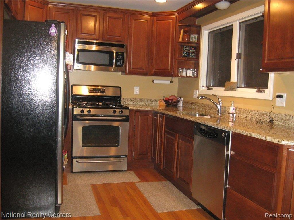 6548 Raintree Court Canton, MI 48187 - Photo 3 of 10 KITCHEN