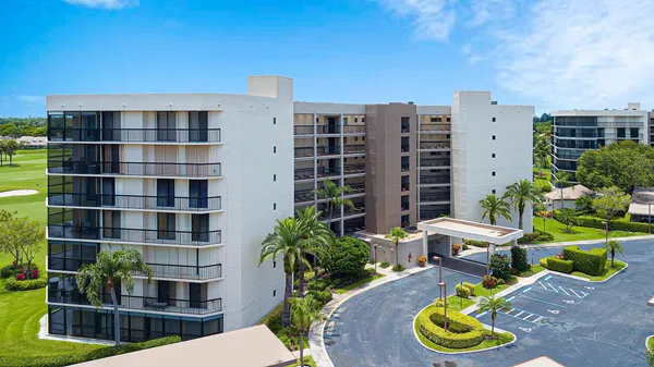 $3,900 | 5279 Fountains Drive South, Unit 305, Lake Worth, FL 33467