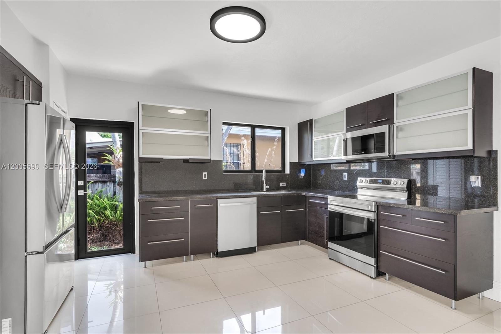 944 Southwest 10th Avenue Miami, FL 33130 - Photo 6 of 37