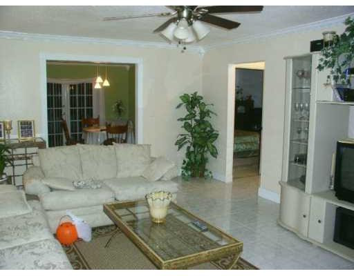 9738 Southwest 2nd Street Boca Raton, FL 33428 - Photo 4 of 16 Family/Great Room