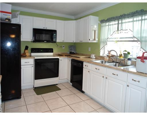 9738 Southwest 2nd Street Boca Raton, FL 33428 - Photo 7 of 16 Kitchen