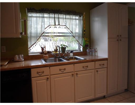 9738 Southwest 2nd Street Boca Raton, FL 33428 - Photo 8 of 16 Kitchen
