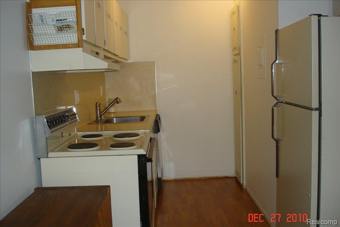 801 Plate Street, Unit 13 Rochester, MI 48307 - Photo 3 of 6 801 Plate Kitchen 005