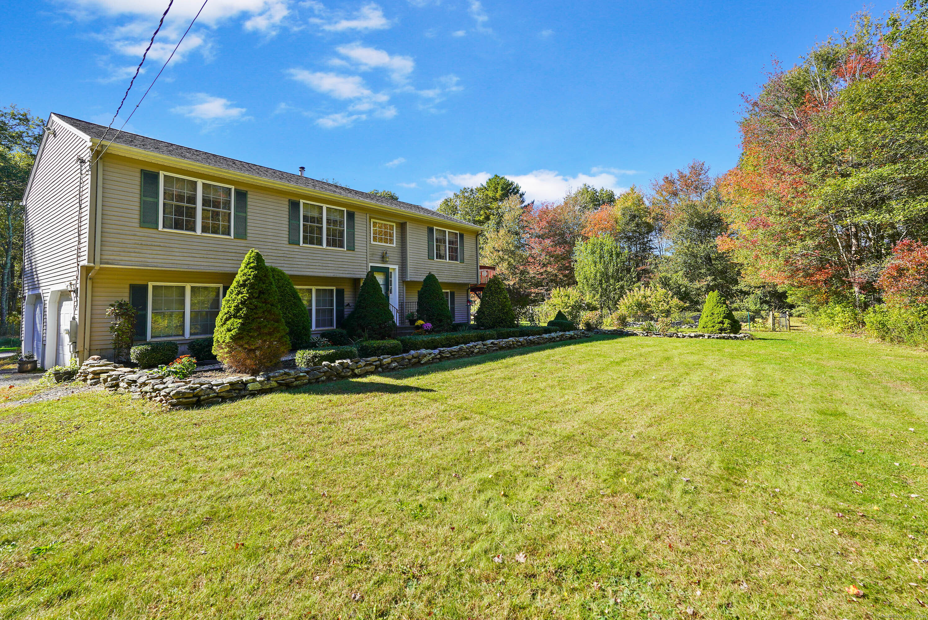 a view of a house with a yard