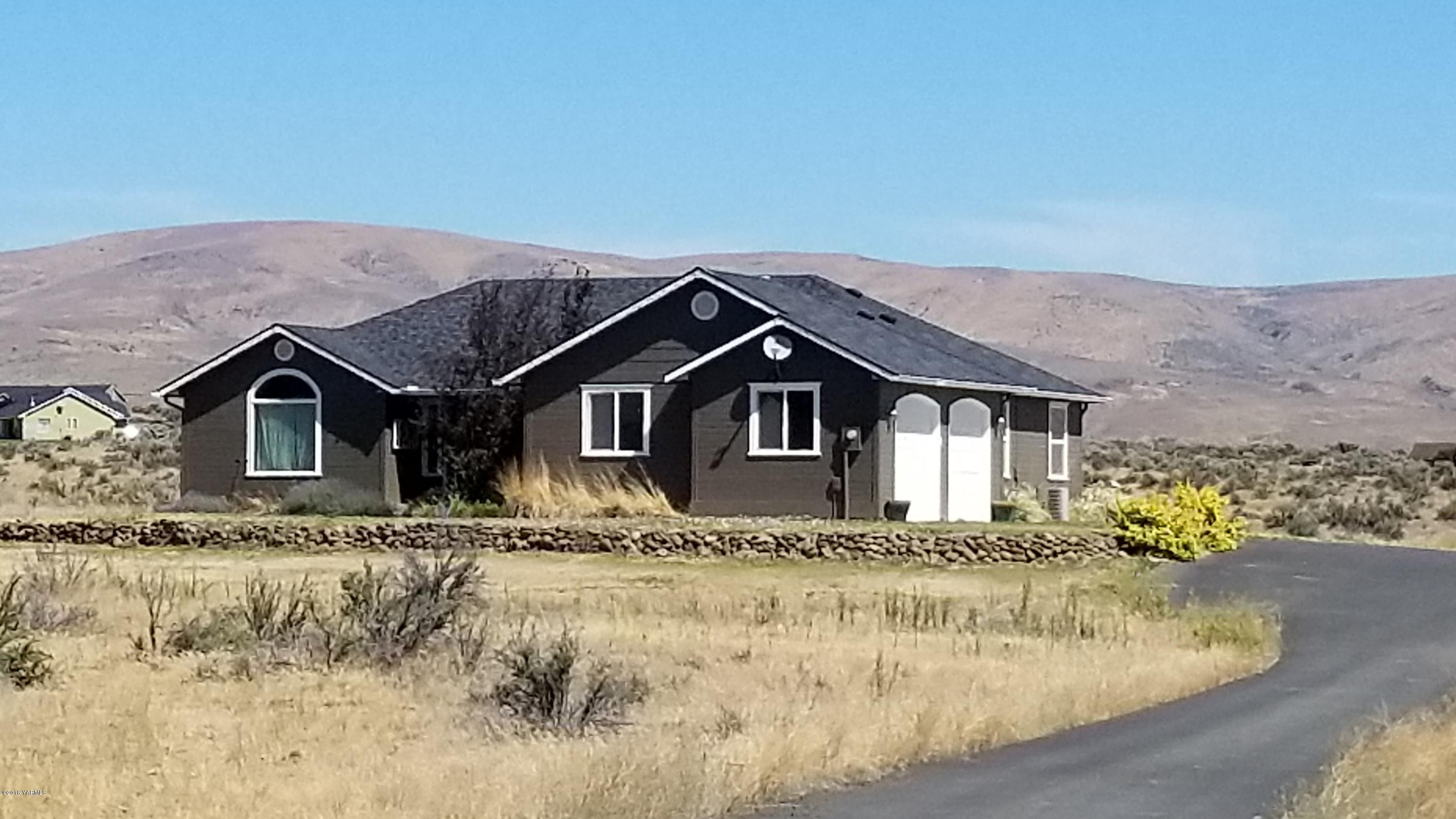 551 Red Tail Road Yakima, WA 98908 - Photo 4 of 7 a front view of a house with a yard