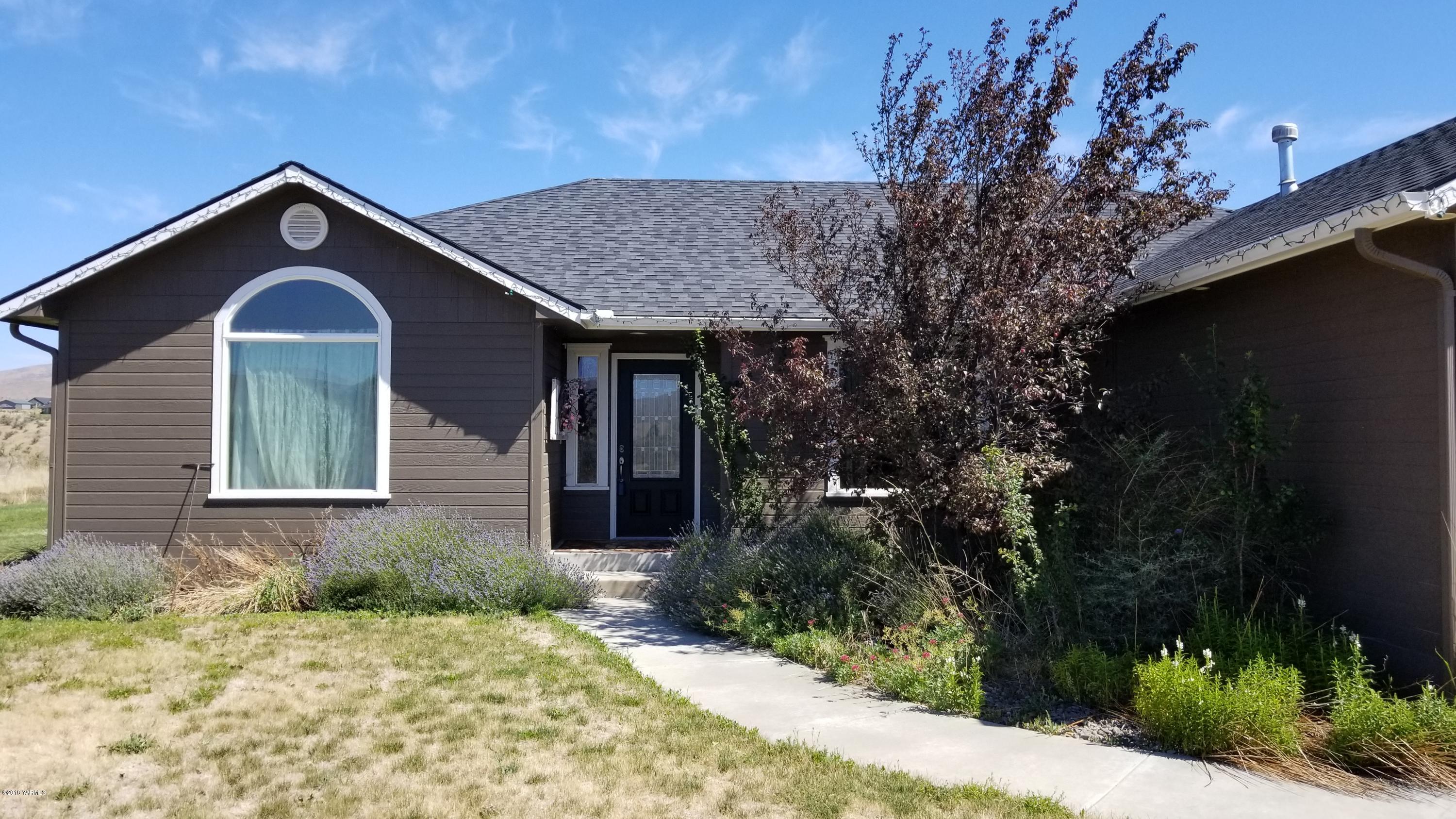 551 Red Tail Road Yakima, WA 98908 - Photo 6 of 7 a front view of a house with garden