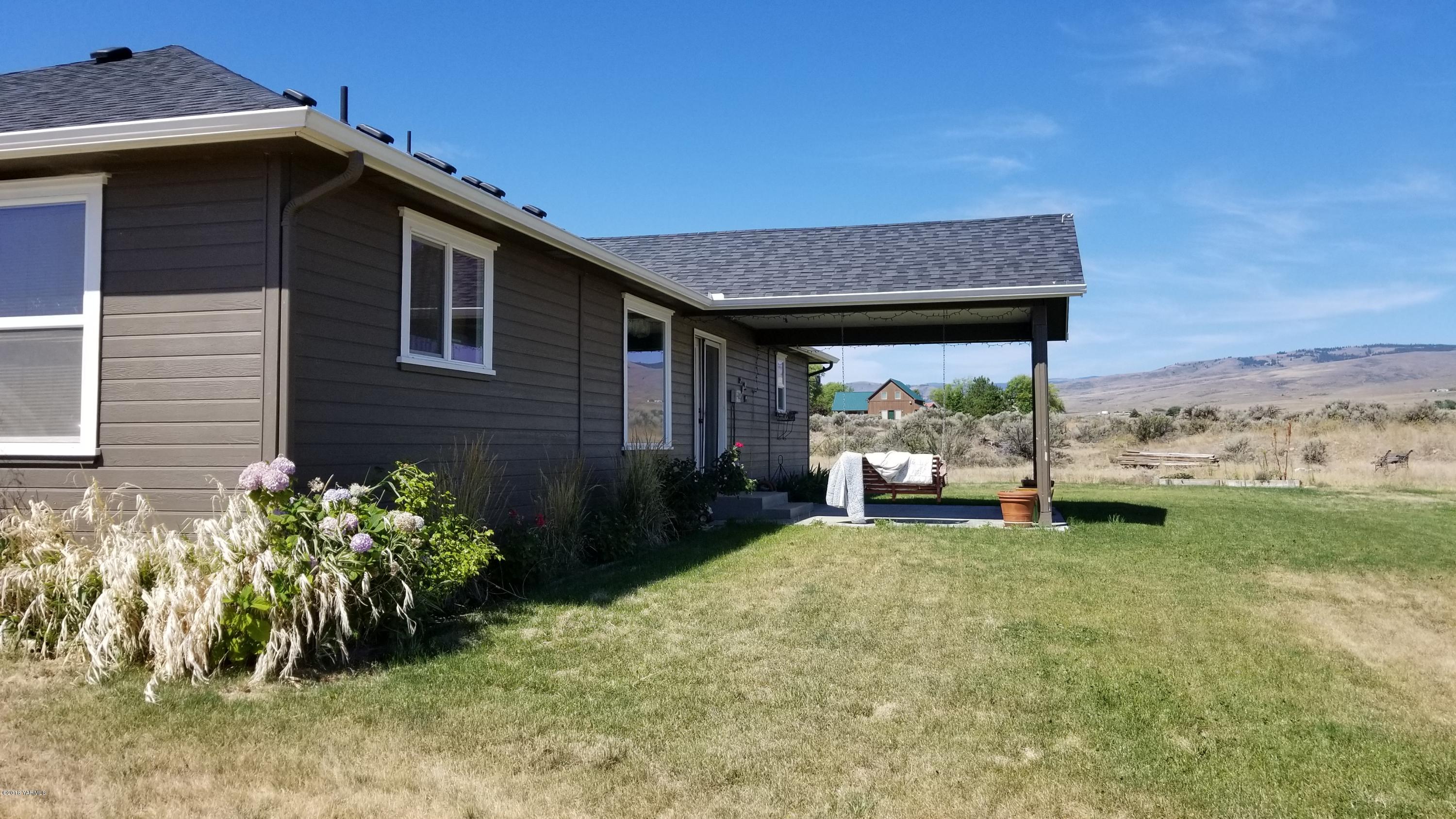 551 Red Tail Road Yakima, WA 98908 - Photo 7 of 7 a view of a house with a porch