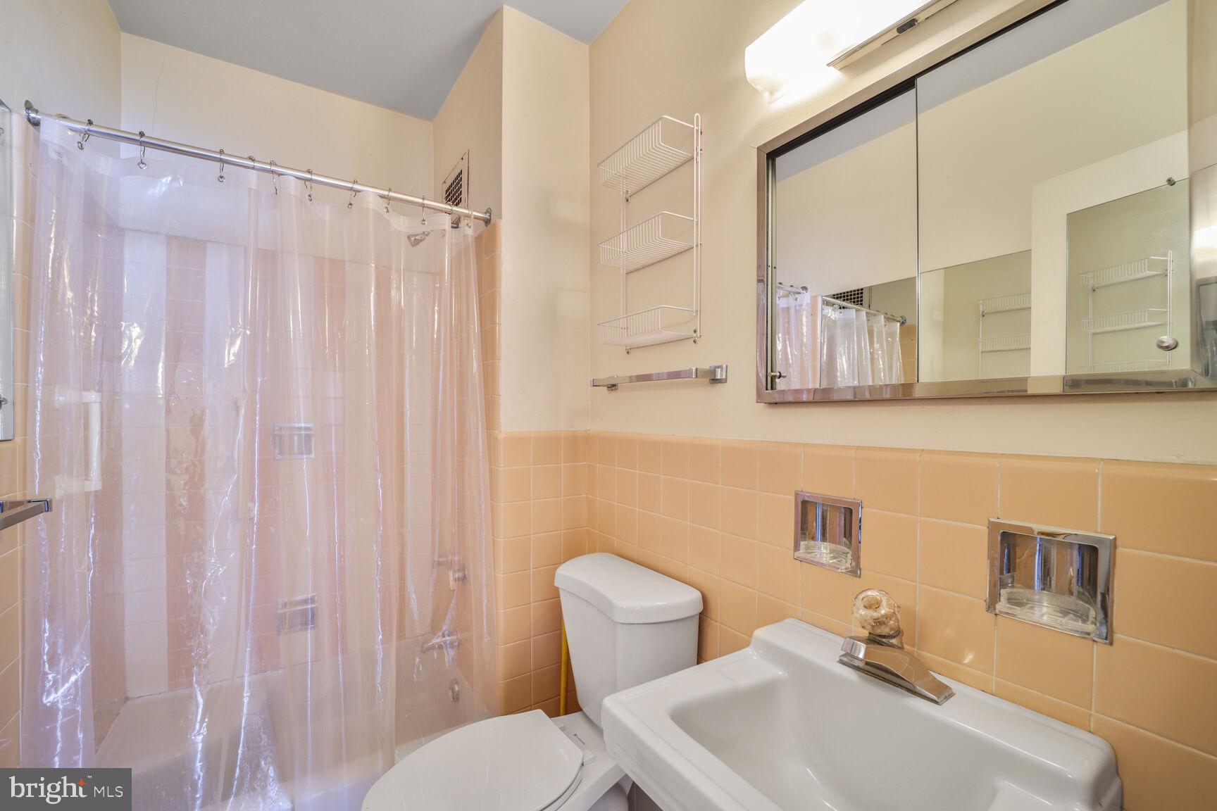 2475 Virginia Avenue Northwest, Unit PH930 Washington, DC 20037 - Photo 27 of 42 En-Suite Bath