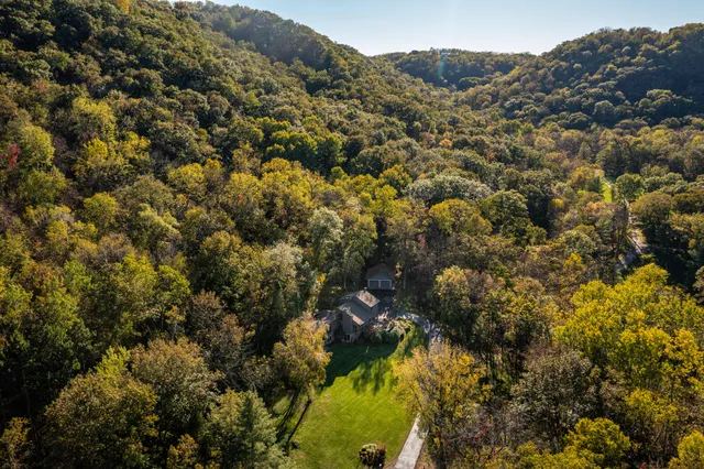 $670,000 | 7030 Birchwood Drive, La Crescent, MN 55947