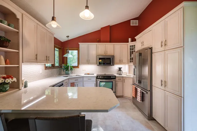 $670,000 | 7030 Birchwood Drive, La Crescent, MN 55947