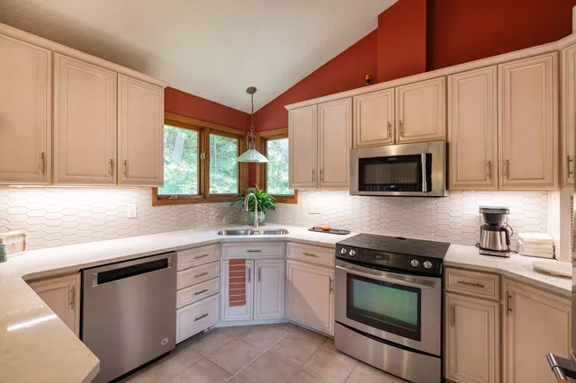 $655,000 | 7030 Birchwood Drive, La Crescent, MN 55947