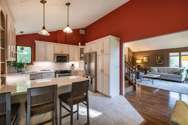 $670,000 | 7030 Birchwood Drive, La Crescent, MN 55947