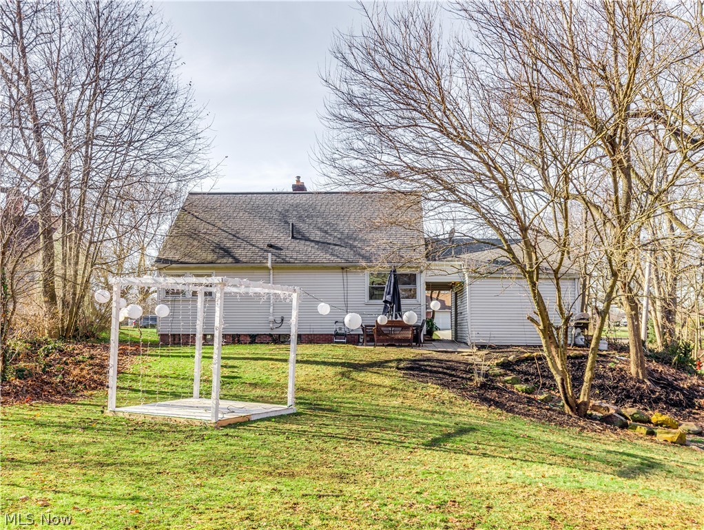 This backyard was perfect for a New Year's Day marriage proposal.