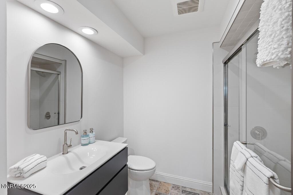 4811 Lakeridge Terrace West Reno, NV 89509 - Photo 33 of 43 a bathroom with a toilet sink and mirror