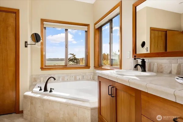 $1,185,000 | 650 North Skymeadow Drive, Coupeville, WA 98239