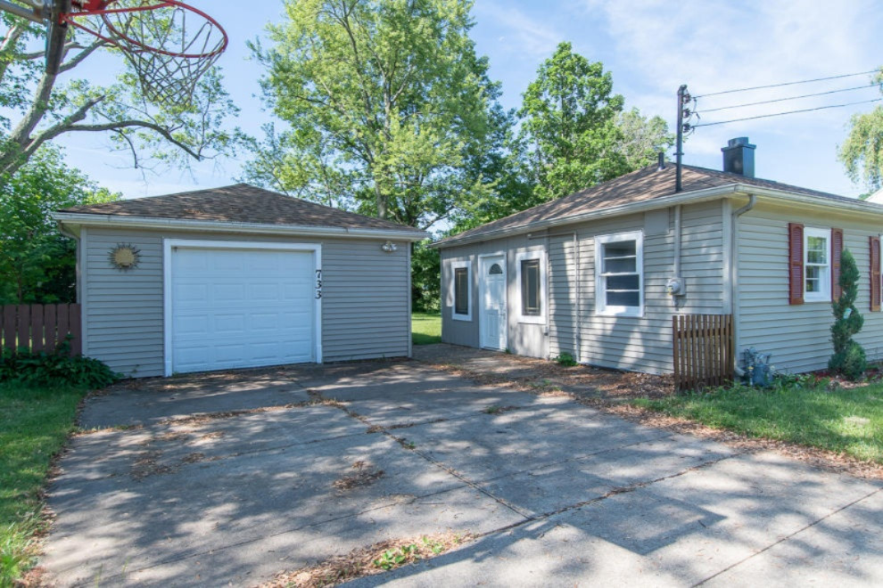 733 Upton Avenue Springfield, MI 49037 - Photo 3 of 15 DSC_8889 (1)