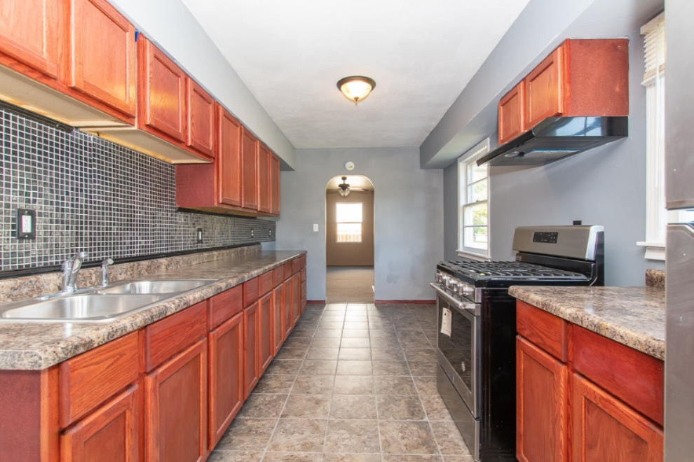 733 Upton Avenue Springfield, MI 49037 - Photo 6 of 15 DSC_8903 (1)