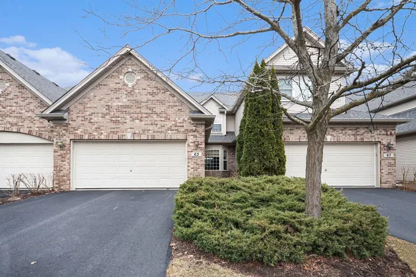 $414,900 | 63 Oak Creek Court, North Aurora, IL 60542